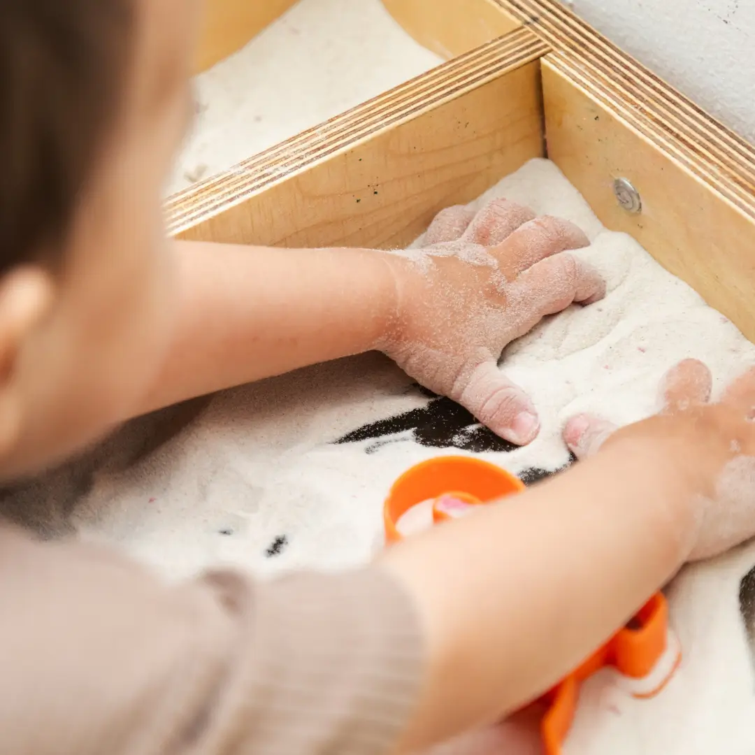 thérapie par le jeu de sable avec des figurines